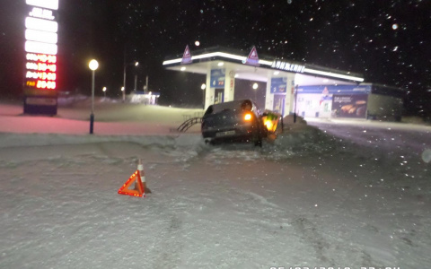 В Кирове иномарка на скорости въехала в информационный щит АЗС