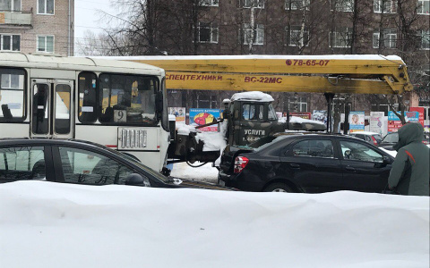 Из-за ДТП на Октябрьском проспекте образовалась километровая пробка