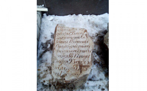 Известно, что стало с найденными в Кировской области старинными надгробиями