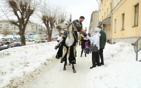 Прямая трансляция: в Кирове рыцарь на коне дарит девушкам цветы
