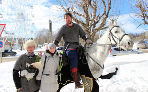 Рыцарь на белом коне поздравил кировчанок с 8 Марта