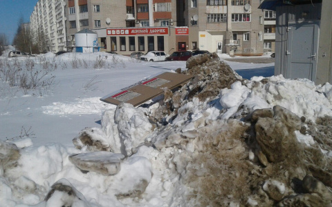 В Кирове снег с дороги сгребли вместе с предвыборным стендом