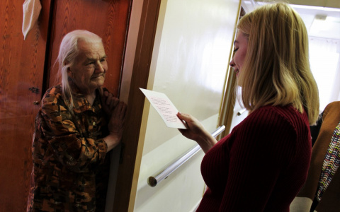 Кировские школьники и студенты  растрогали одиноких бабушек и ветеранов до слез