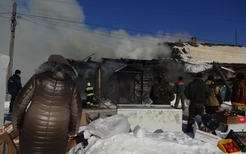 В Кировской области в одном доме сгорели магазин и отделение Почты России
