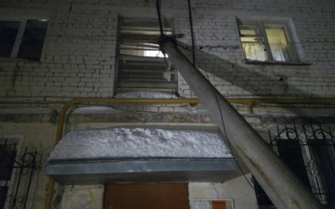 В Кирове разыскивают водителя, который снес столб и оставил двор без света