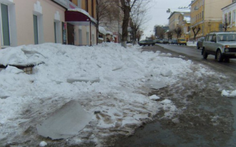 В Кирове на 9-летнего ребенка упал снег: мальчик в больнице