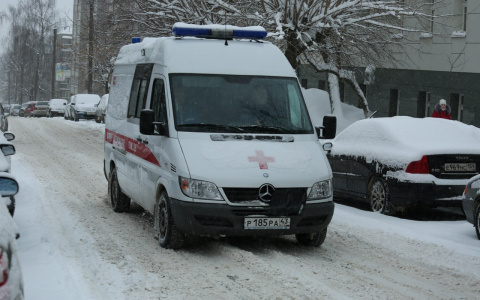 Появилась информация о травмах мальчика, на которого упал снег в Кирове
