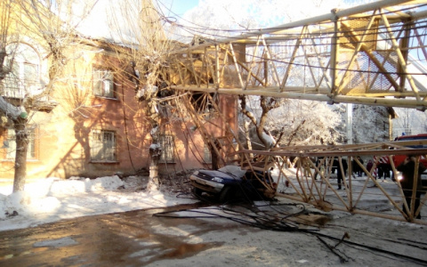 Что обсуждают в Кирове: исчезновение девушки и причина падения крана на дом