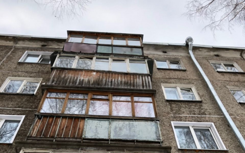 В Кирове на ребенка с крыши упала снежная глыба: следователи начали проверку