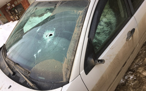 В Кирове неизвестные разбили Ford: владелец объявил вознаграждение