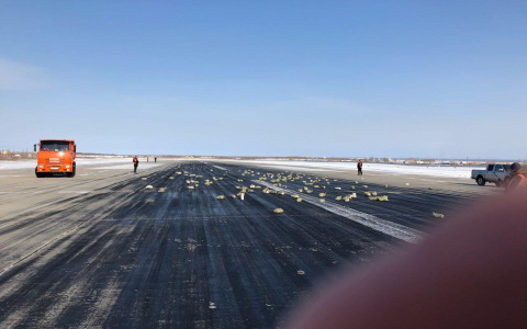 В аэропорту Якутска из самолета выпало около 200 слитков драгоценного металла