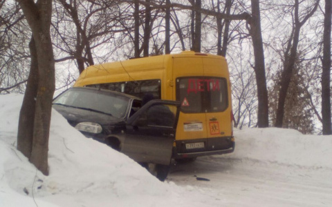 В Кировской области внедорожник протаранил школьный микроавтобус