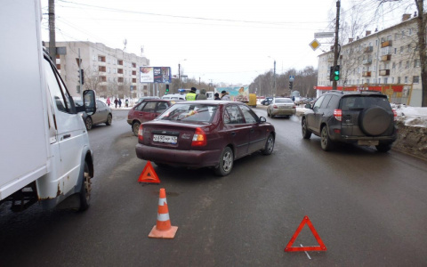 В Кирове водитель «девятки» выехал на красный и устроил массовое ДТП