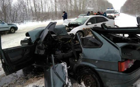 На трассе "Вятка" столкнулись два авто: пострадали пятеро человек