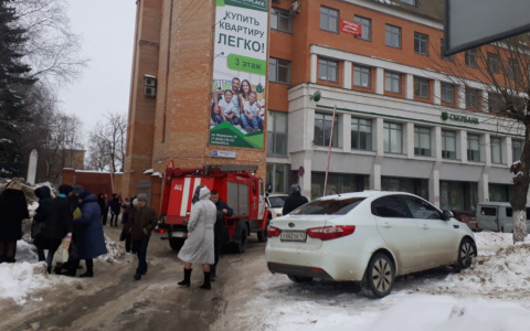 Спецслужбы оцепили здание банка и налоговой у администрации Кирова