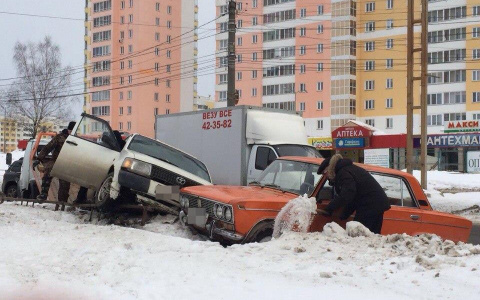 На улице Ленина столкнулись "тройка" и Toyota: машины вылетели в сугроб