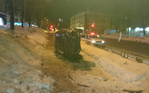 В Кирове пьяный бесправник на чужой машине снес ограждение и перевернулся