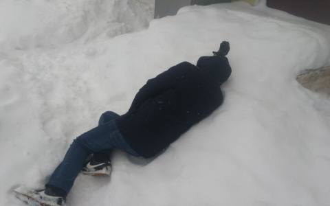 В Радужном прохожие нашли тело молодого мужчины