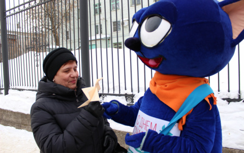 В День счастья кировчане получили сотни бумажных журавликов