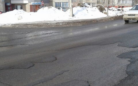 На Московской в Кирове вместе со снегом сошел новый асфальт