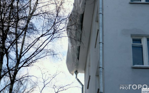 В Сети появилась информация о падении снега на людей с крыши кировского вуза