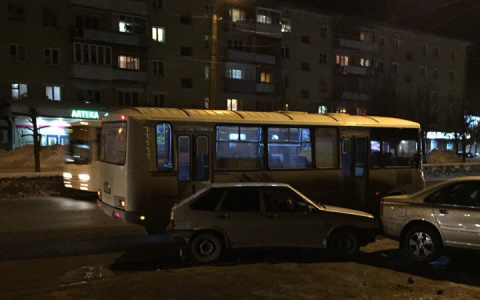 В Кирове водитель автобуса 84 маршрута спровоцировал массовое ДТП