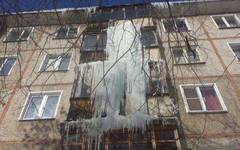 В Кирове с дома начали убирать сосульку длиной в три этажа