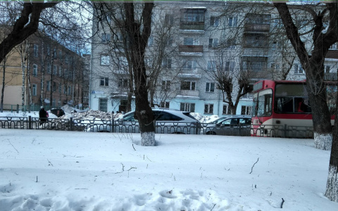 На Октябрьском проспекте из-за массового ДТП автобусы меняют маршрут