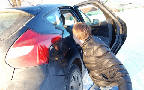 Очевидцы: "На улице Щорса мужчина силой затащил школьницу в иномарку"