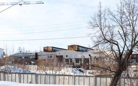 В Кирове начали сносить здание завода КРИН