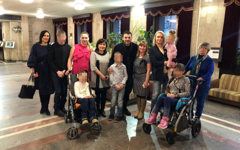 В Кирове певец Эмин перед концертом встретился с детьми с ограниченными возможностями