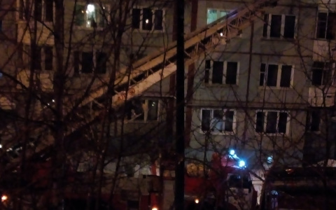 В высотке на улице Комсомольской вспыхнула квартира: есть пострадавшие