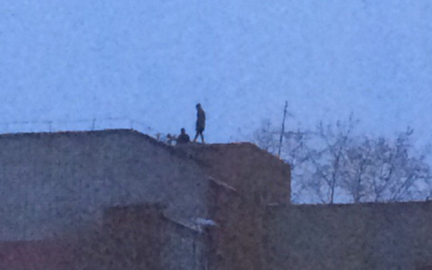 На крыше 9-этажки на улице Маклина подростки выполняли опасные трюки