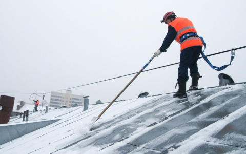 В Кирове с крыши упал рабочий, который чистил ее без страховки