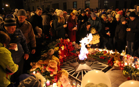 Сотни кировчан пришли к Вечному огню почтить память погибших в пожаре в Кемерове