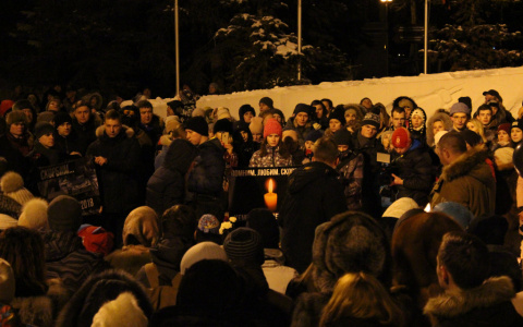 Бойкот ТЦ, акция водителей и возложение цветов: что происходит в Кирове после кемеровского пожара
