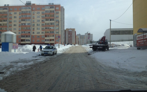 В Зиновых на дороге к школе будут эвакуировать припаркованные машины