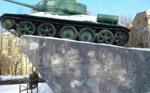 В Кирове сыпется краска с постамента танка на Октябрьском проспекте