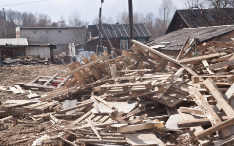 В Кировской области тушили пожар на территории лесопилки