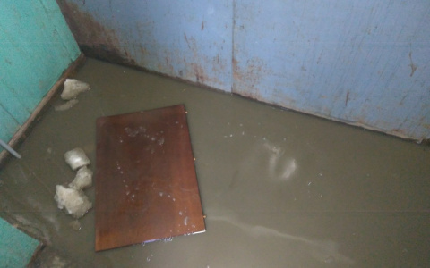 В Нововятске водой от растаявшего снега затопило подъезд