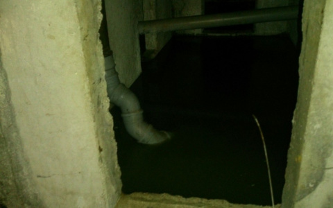 В Пасегово подвал жилого дома затопило канализационными отходами