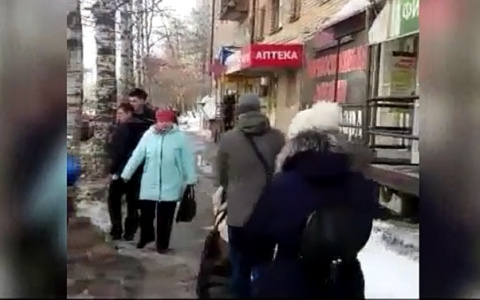 В Кирове на улице Розы Люксембург снег упал на женщину