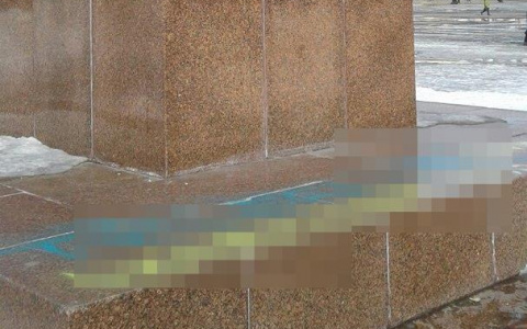 На Театральной площади разрисовали памятник Ленину