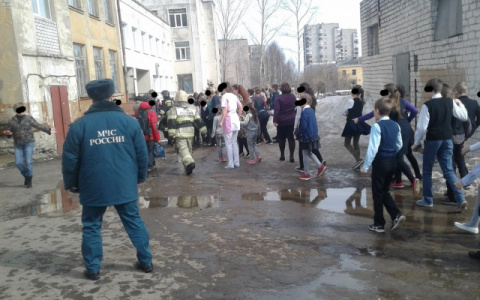 Что обсуждают в Кирове: пожар в школе и падение снега на женщину