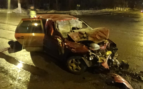 Ночью в Кирове «Лада» влетела в «ГАЗ»: погиб 21-летний водитель легковушки