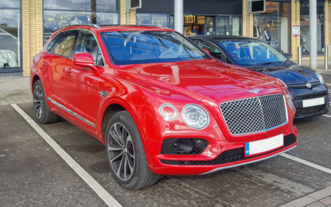 Соцсети: первый зампред правительства Кировской области купил авто за 18 миллионов рублей