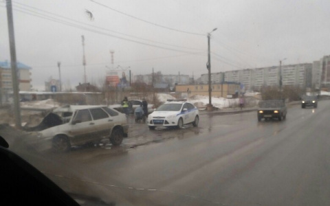 Утром на Московской пьяный лишенник на «ВАЗе» влетел в припаркованную «Газель»