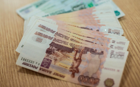 Осужденный пытался дать сотруднику кировской колонии 255 тысяч рублей