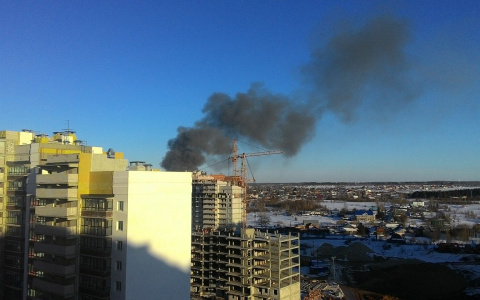 В Кирове горит жилой дом: на место выехали 8 пожарных расчетов