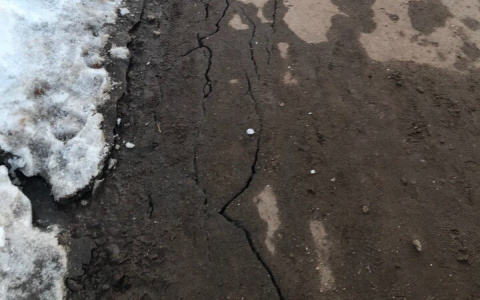 Новые асфальтовые дорожки в Кочуровском парке покрылись трещинами